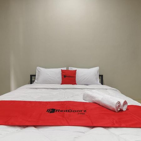 Reddoorz Near Puri Indah Mall Джакарта Экстерьер фото