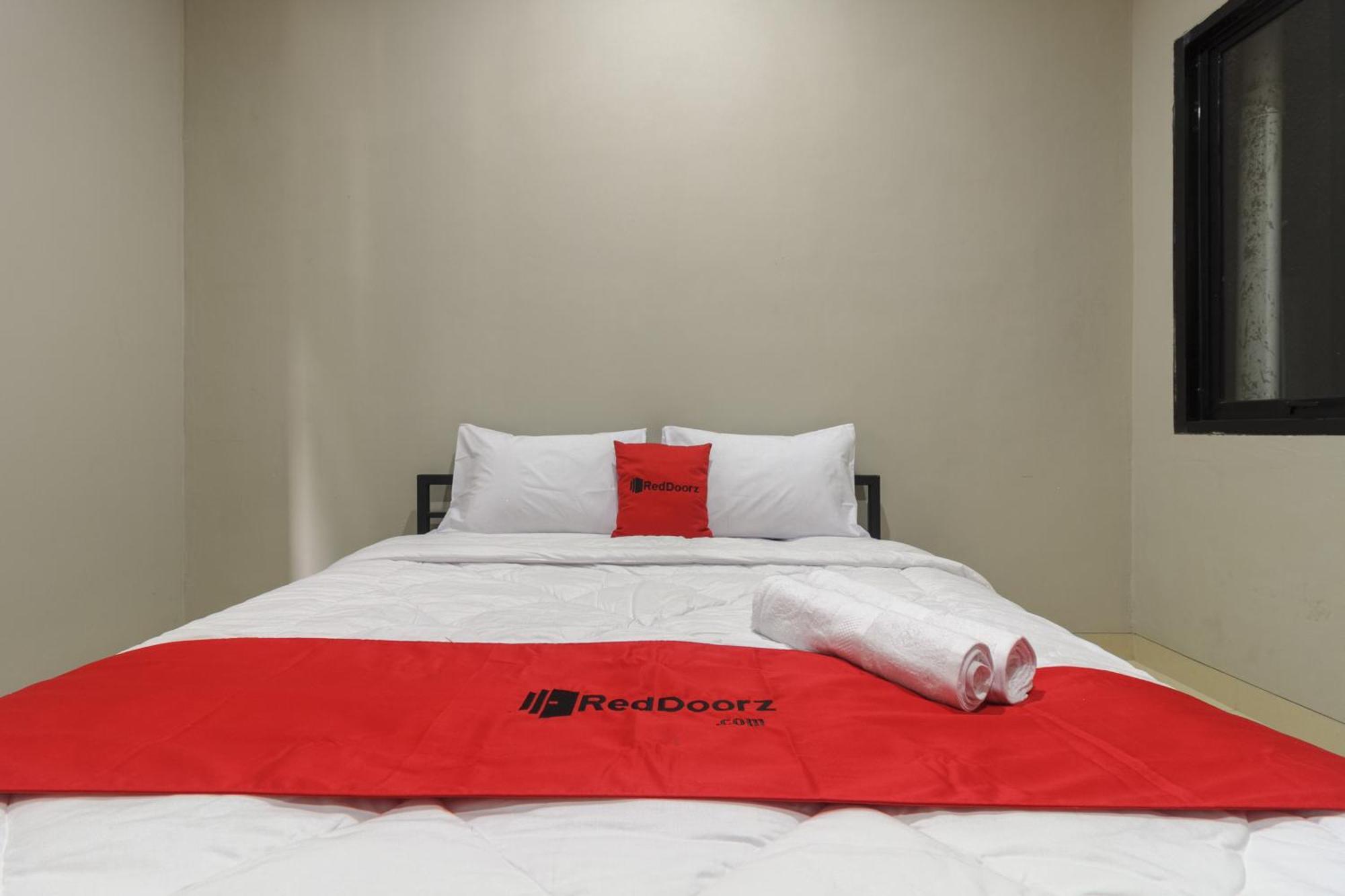Reddoorz Near Puri Indah Mall Джакарта Экстерьер фото