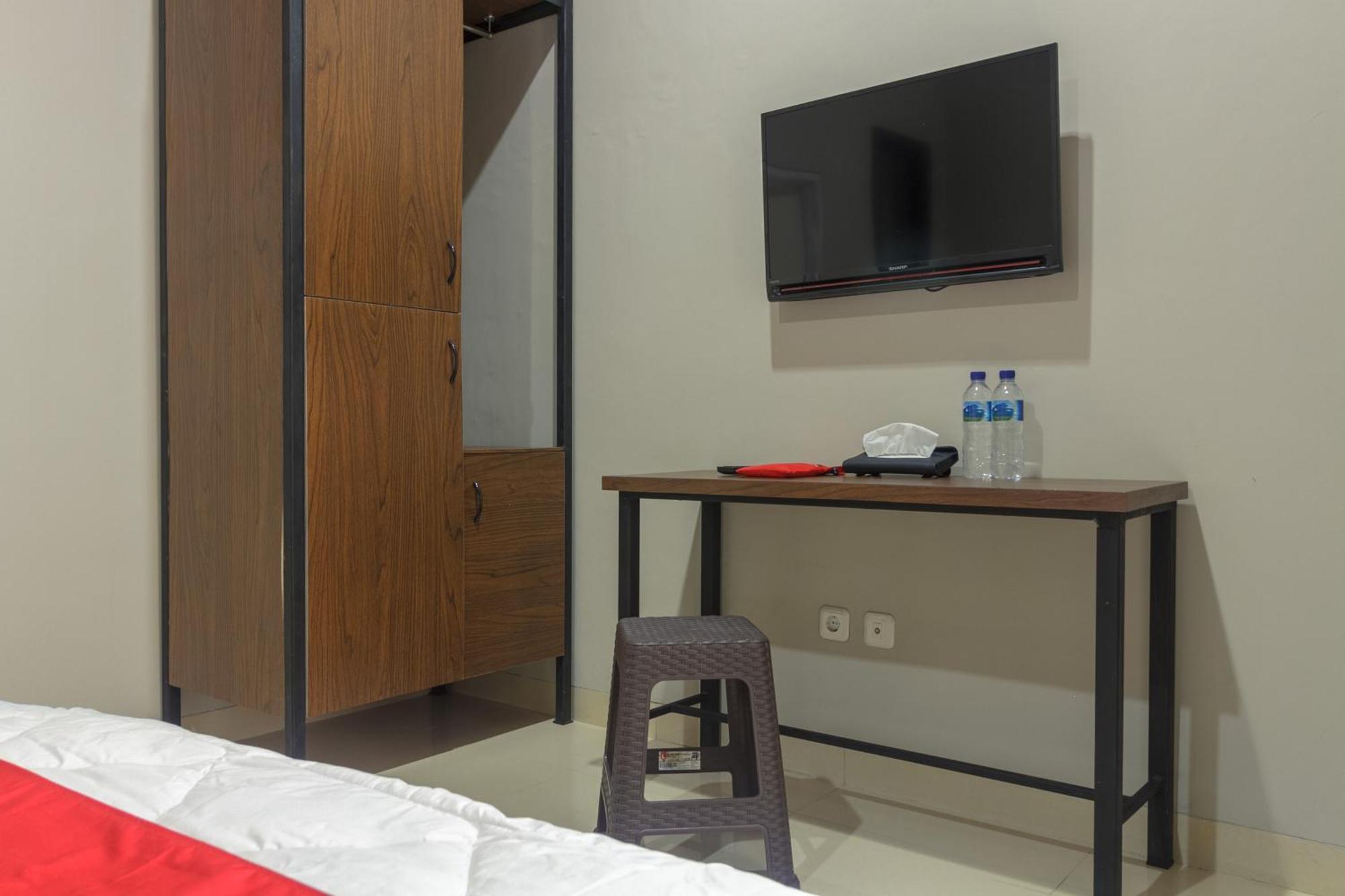 Reddoorz Near Puri Indah Mall Джакарта Экстерьер фото