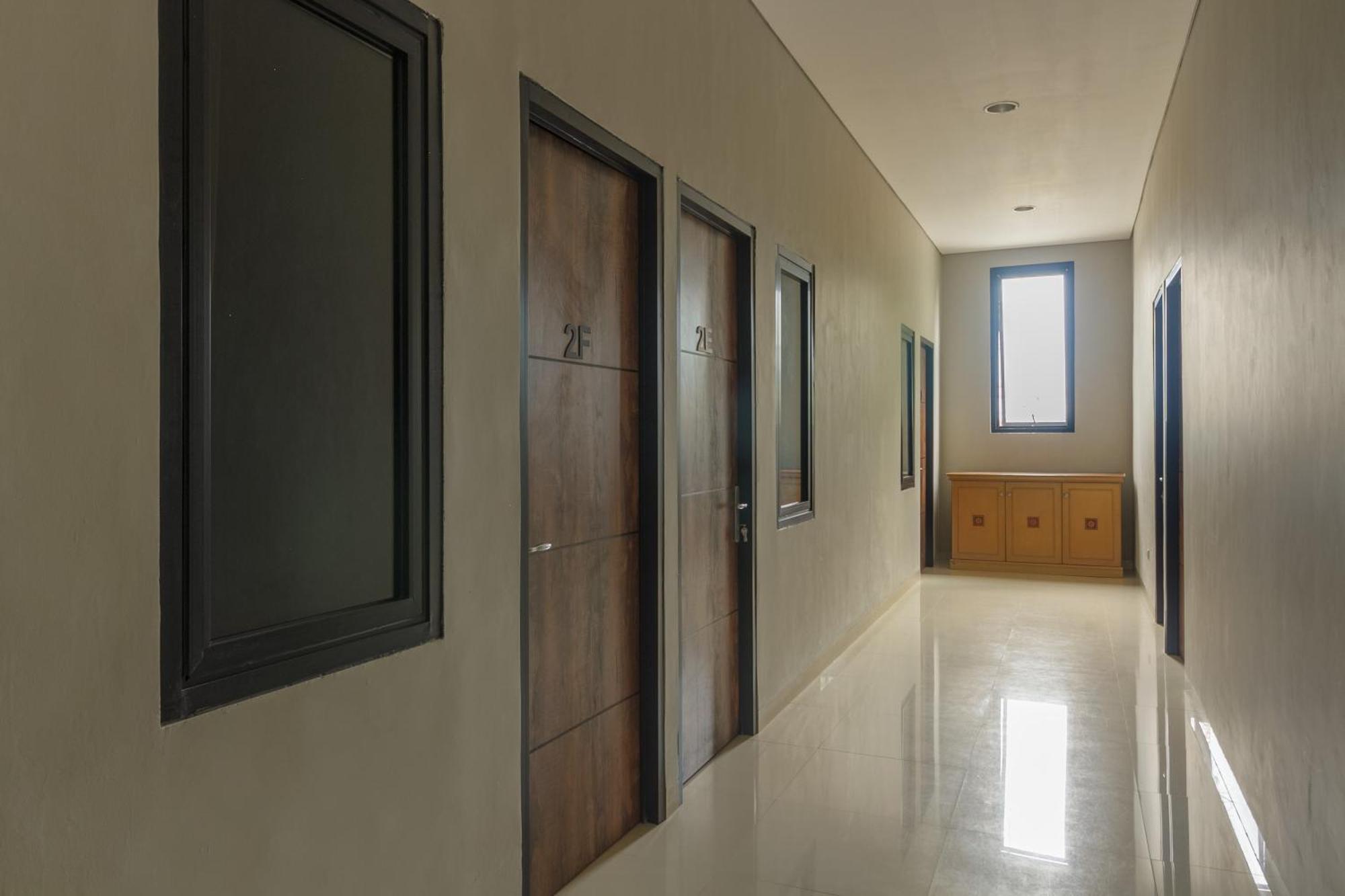 Reddoorz Near Puri Indah Mall Джакарта Экстерьер фото