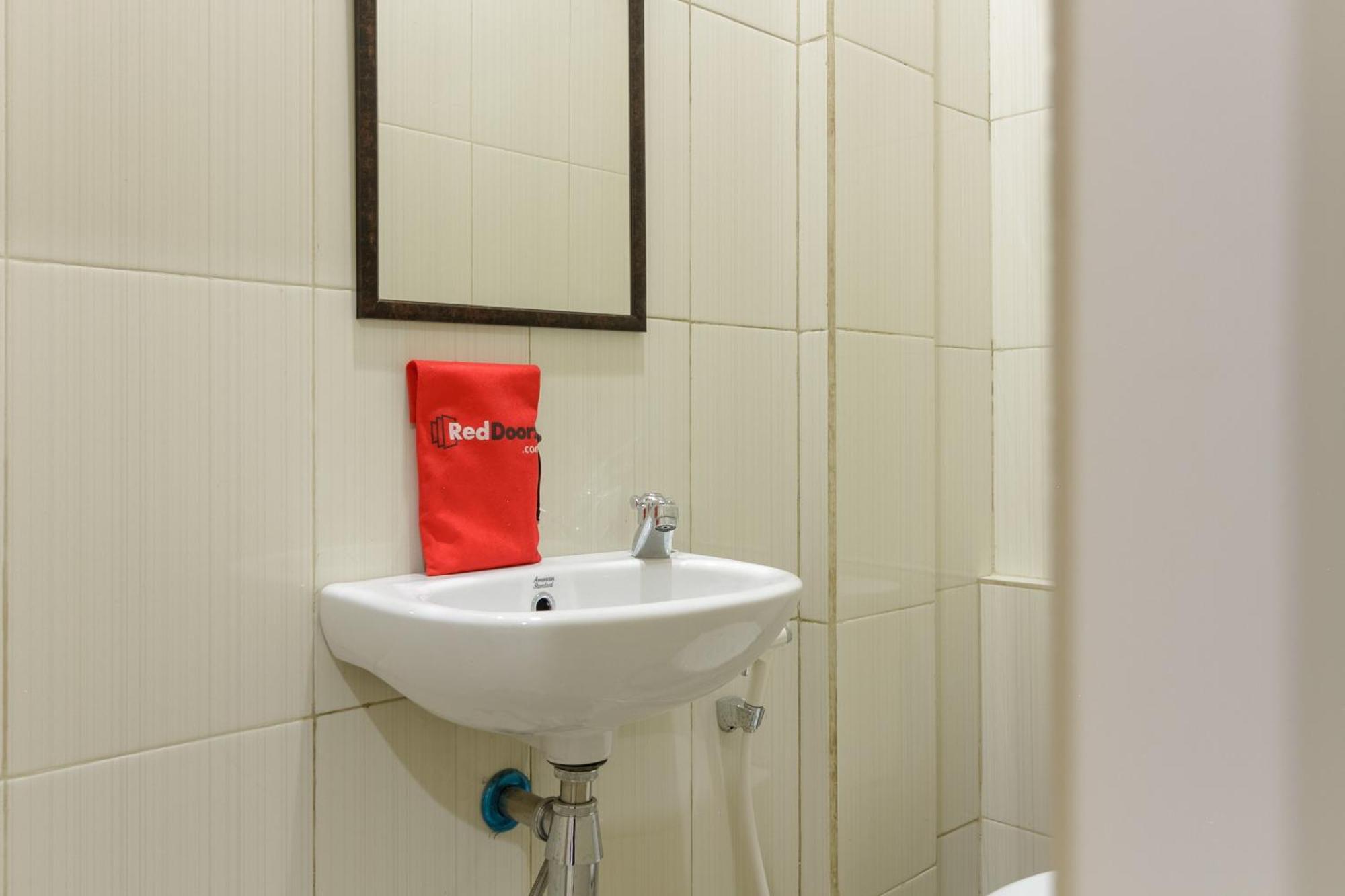 Reddoorz Near Puri Indah Mall Джакарта Экстерьер фото