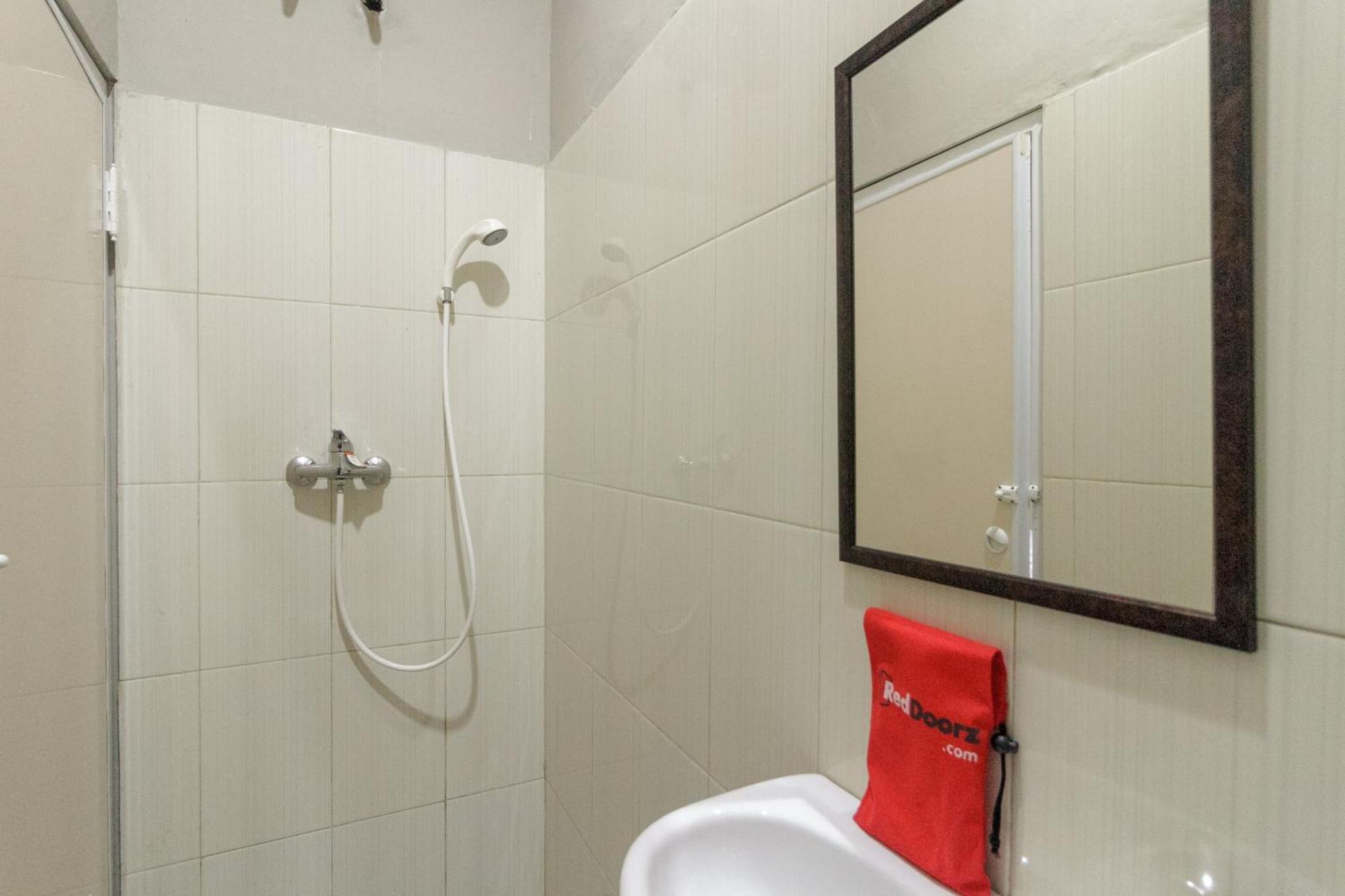 Reddoorz Near Puri Indah Mall Джакарта Экстерьер фото