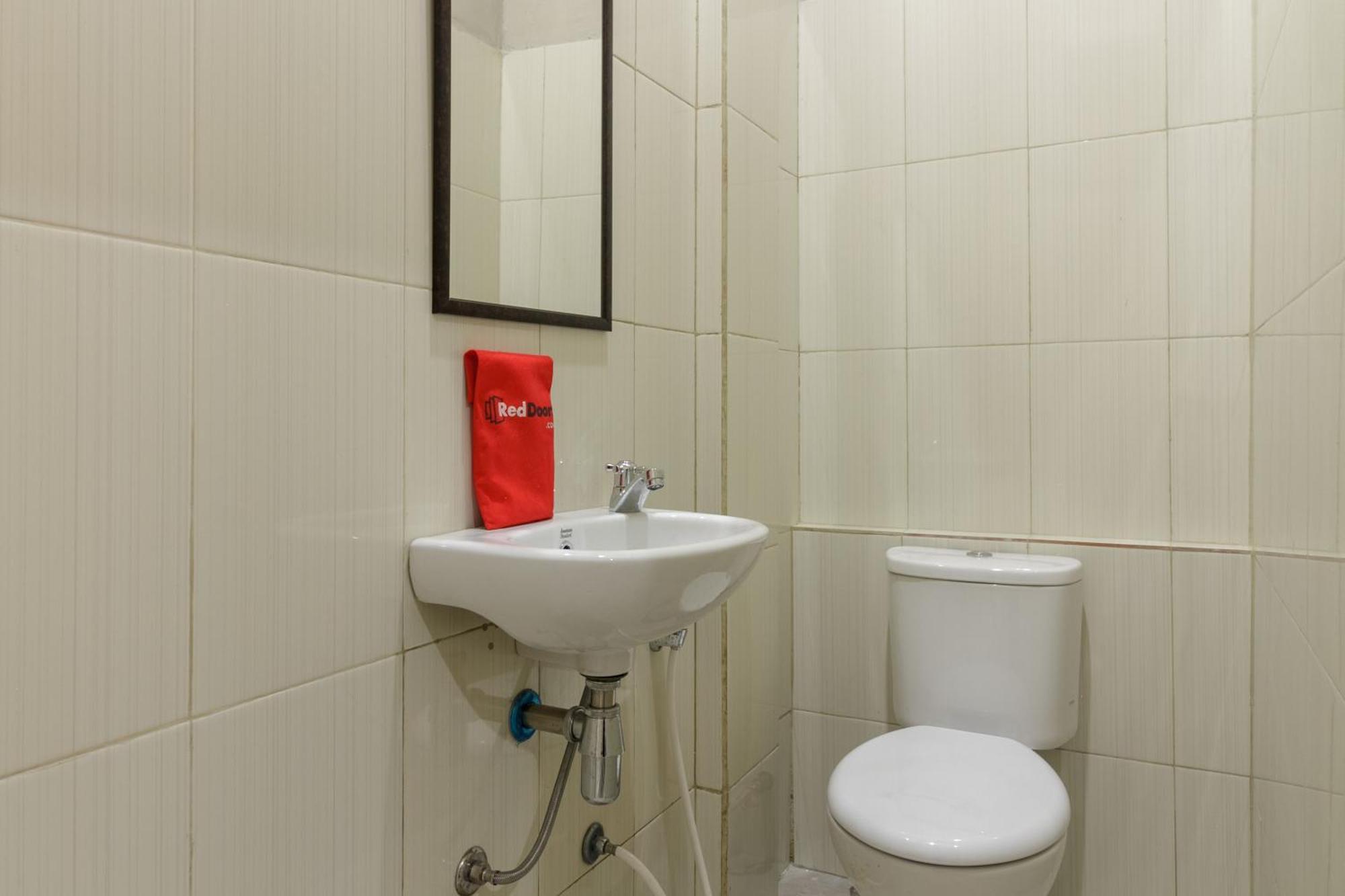 Reddoorz Near Puri Indah Mall Джакарта Экстерьер фото