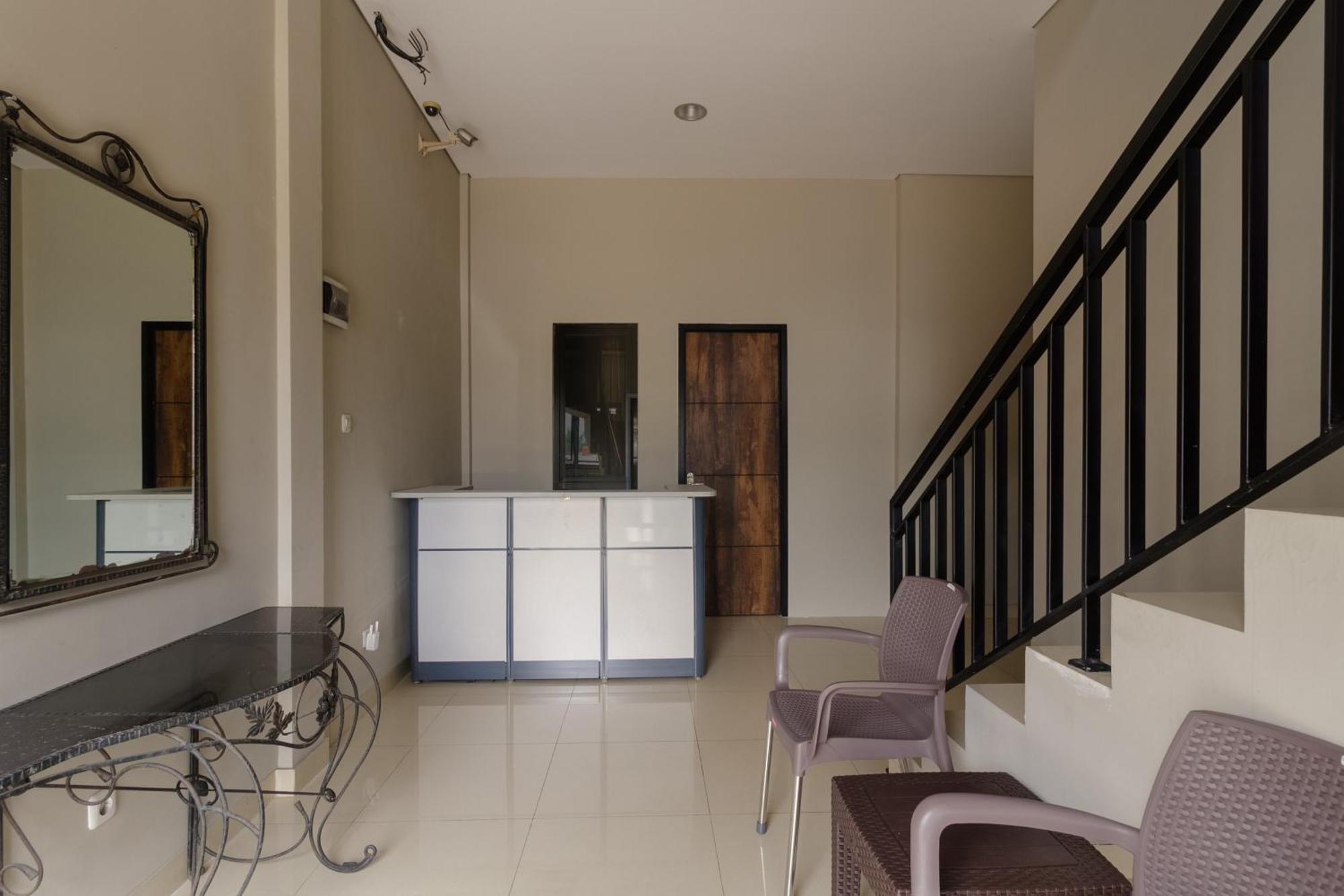 Reddoorz Near Puri Indah Mall Джакарта Экстерьер фото