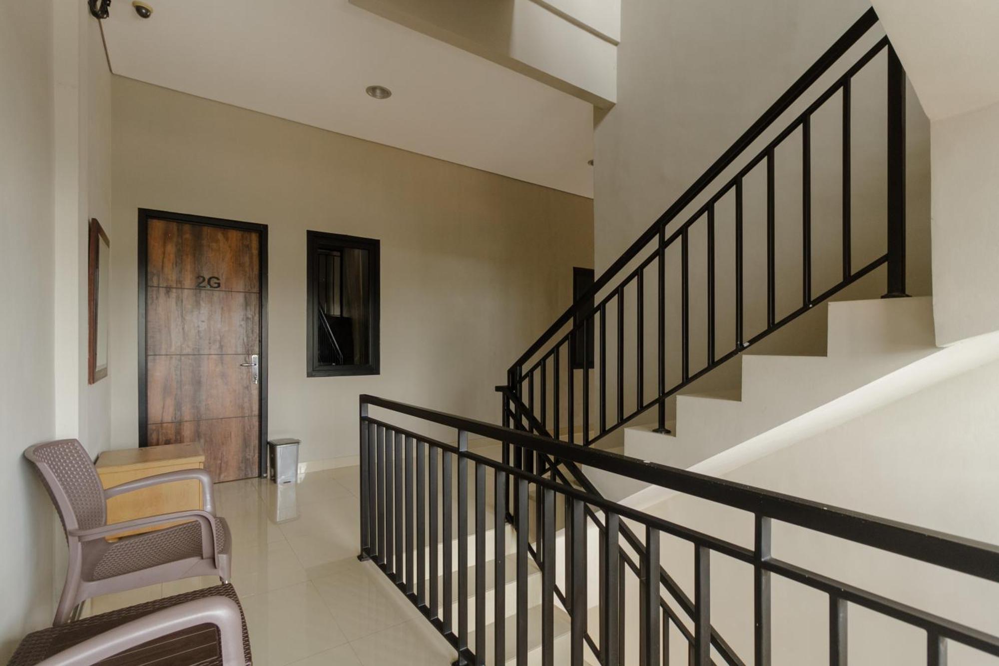 Reddoorz Near Puri Indah Mall Джакарта Экстерьер фото