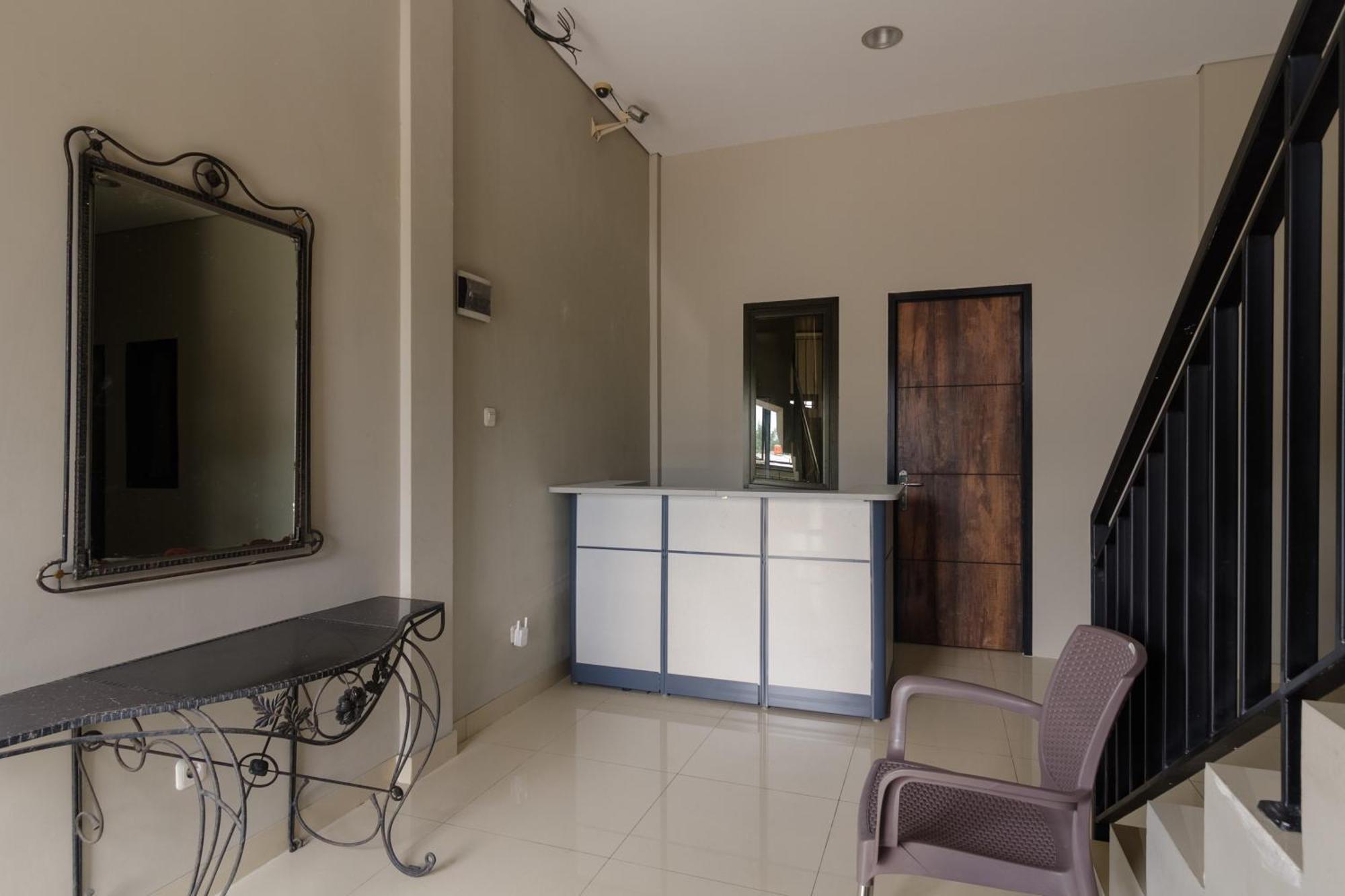 Reddoorz Near Puri Indah Mall Джакарта Экстерьер фото
