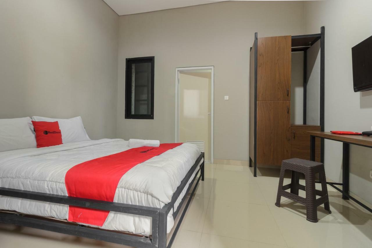 Reddoorz Near Puri Indah Mall Джакарта Экстерьер фото