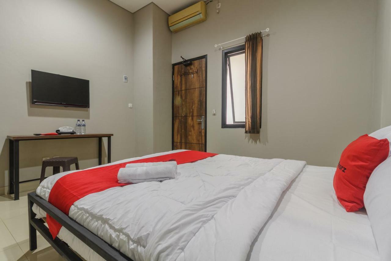 Reddoorz Near Puri Indah Mall Джакарта Экстерьер фото