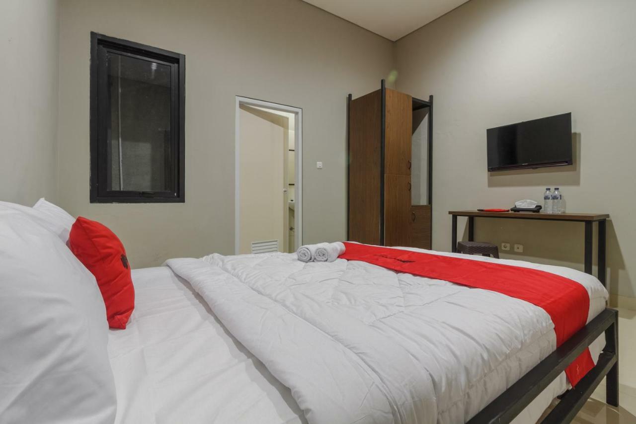 Reddoorz Near Puri Indah Mall Джакарта Экстерьер фото